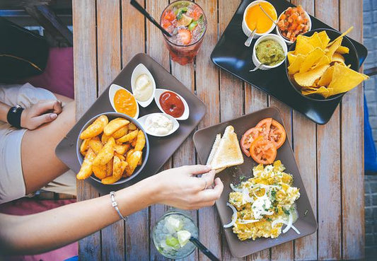 Planes con amigas: ¿cenar en casa o en un restaurante?